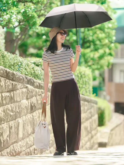 ▲UNIQLO防曬神器「抗UV摺疊傘」有效隔熱降溫，日本爆紅。（圖／UNIQLO uniqlo.com提供）