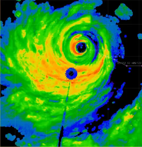 ▲巴威颱風6日侵襲關島東北方的羅塔島，挾帶毀滅性強風豪雨造成當地嚴重衝擊，甚至連氣象雷達傳完最後一張雷達回波圖後，都在風暴中失去訊號。（圖／取自臉書粉專「停班停課最新通知｜防災即時通」）