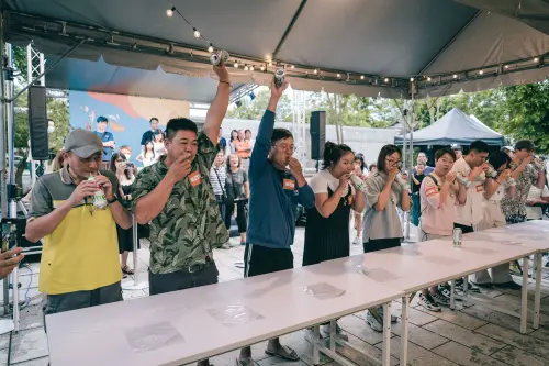 ▲首週「台味熱唱」集結啤酒市集、特色美食及「海尼根×嗨啤王趣味賽」，晚間還有露天KTV邀請民眾一起開唱。（圖／屏東縣府提供）