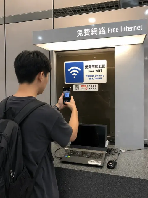 ▲旅客可於高鐵車站內上網台，掃描下載HamiBook App後，啟用定點閱讀，完成GPS定位。（圖／Hami提供）