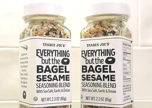 ▲美國連鎖超市Trader Joe’s販售的「Everything But The Bagel Sesame Seasoning Blend」調味粉人氣高，但因成分含有罌粟籽（poppy seeds），根據法規不可攜帶回台。（圖／Taiwan in San Francisco-駐舊金山臺北經濟文化辦事處﻿臉書）