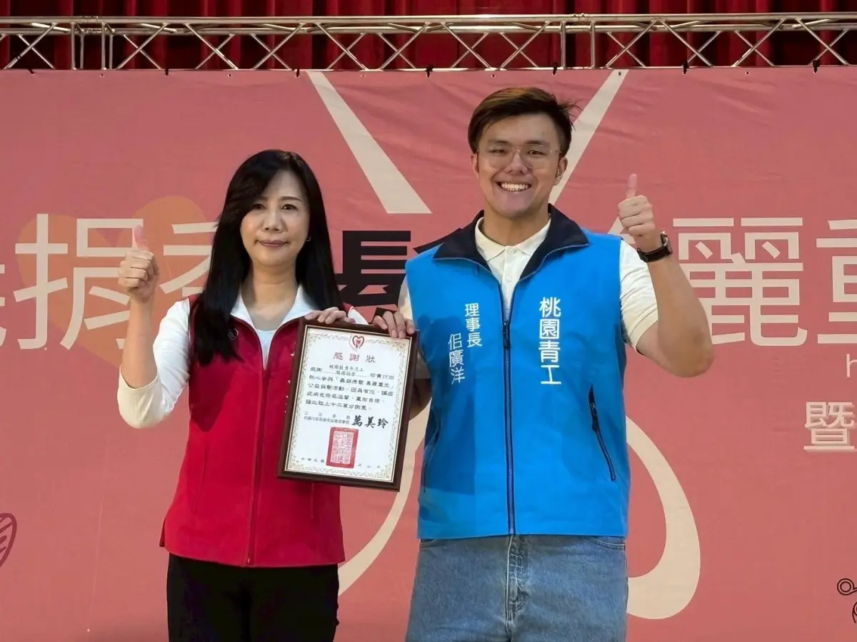 ▲藍委萬美玲（左）之子佀廣洋（右）近日陷入校園霸凌爭議，他已宣布放棄國民黨提名。（圖／翻攝自佀廣洋臉書）