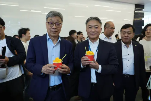 ▲農業部陳駿季部長（左）與台肥張滄郎董事長（右）開心同享南化直送新鮮芒果。（圖／台肥提供）