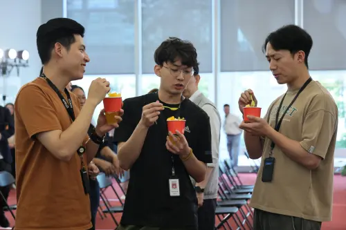 ▲南港TFC大樓上班族大啖免費台南直送新鮮芒果。（圖／台肥提供）