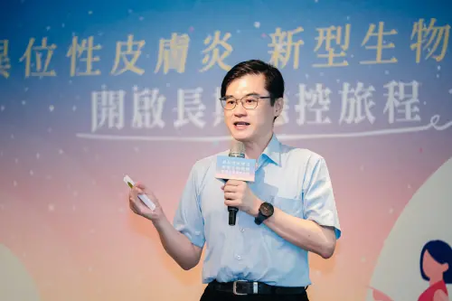 ▲異位性皮膚炎病友協會 朱家瑜名譽理事長簡報分享。（圖／異位性皮膚炎病友協會提供）