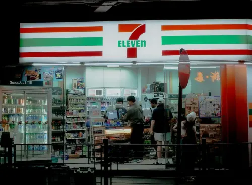 ▲Nike新運動鞋與7-11招牌配色相似，引發官方不滿請求法院要求停賣，並將追討損害賠償。（圖／取自unsplash）