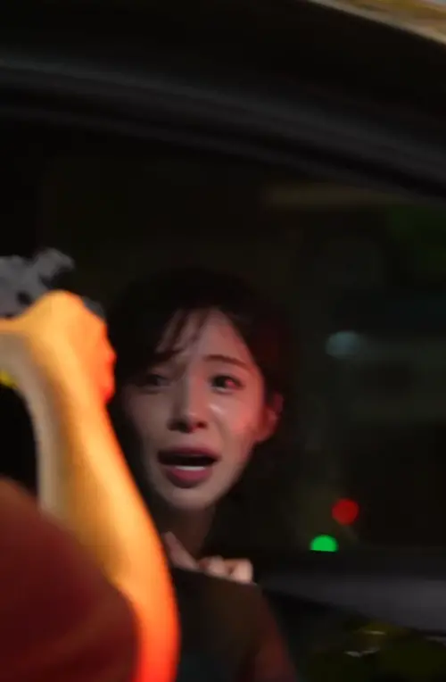 ▲女粉絲快速衝到車窗旁邊，把手伸進去丟禮物，讓李多慧快嚇死。（圖／讀者提供）