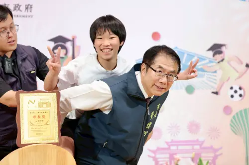 ▲ 黃偉哲被學生要求背在背上，黃偉哲ㄧ向來者不拒。（圖／南市府提供）