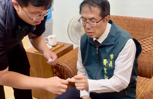 ▲拍攝過程中，黃偉哲不慎遭二胡琴弦割傷手指，直到中場休息才簡單包紮，之後再繼續上陣。（圖／南市府提供）