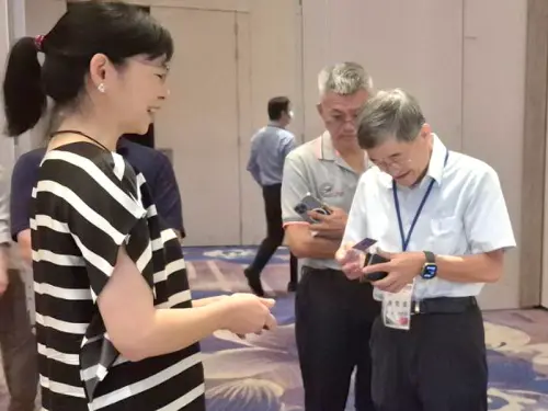 ▲產業園區管理局主任秘書游淑惠(左)在成果發表會，和與會林園產業園區業者代表互動熱絡。(圖／產業園區管理局提供)