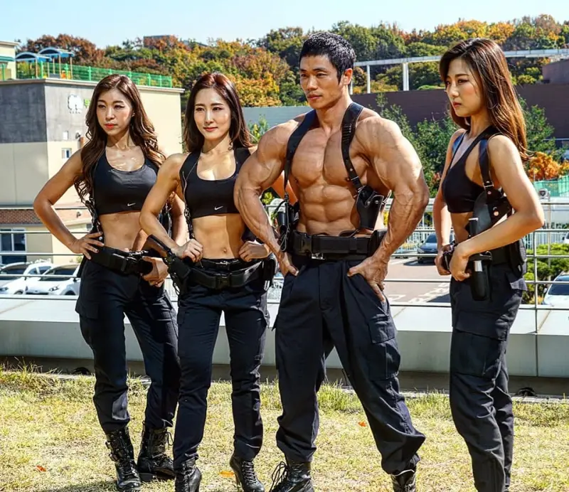 ▲南韓健美警察月曆自2018年發行,至今已累積募得1.5億韓元。(圖/截自臉書@경찰 보디빌더 박성용)