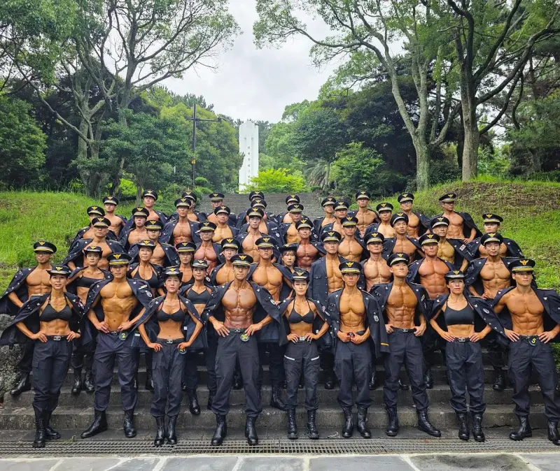 ▲南韓健美警察月曆自2018年發行,至今已累積募得1.5億韓元。(圖/截自臉書@경찰 보디빌더 박성용)