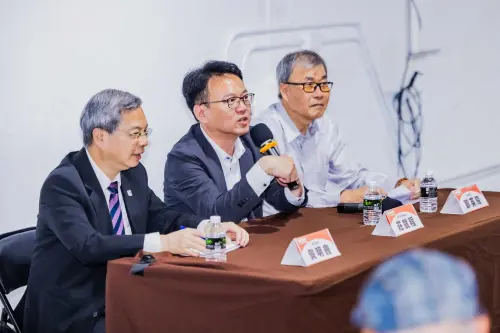 龔明鑫、鄭英耀新竹站台出包！座車違停行人穿越線遭檢舉