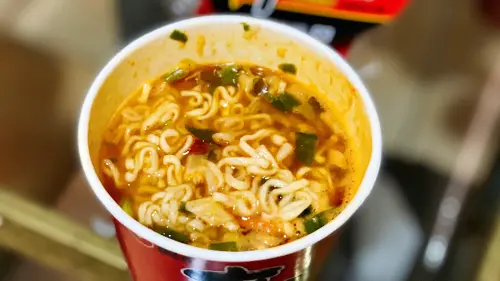 颱風天就想吃泡麵？營養師曝神搭配　9招煮健康「颱風麵」全家吃