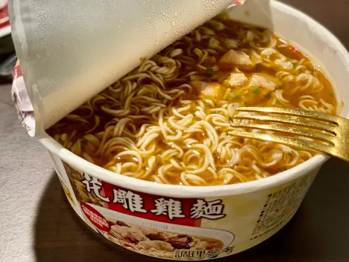 ▲想要健康吃泡麵，最好補足蔬菜、肉片、豆腐、或蛋。（圖／記者蕭涵云攝）