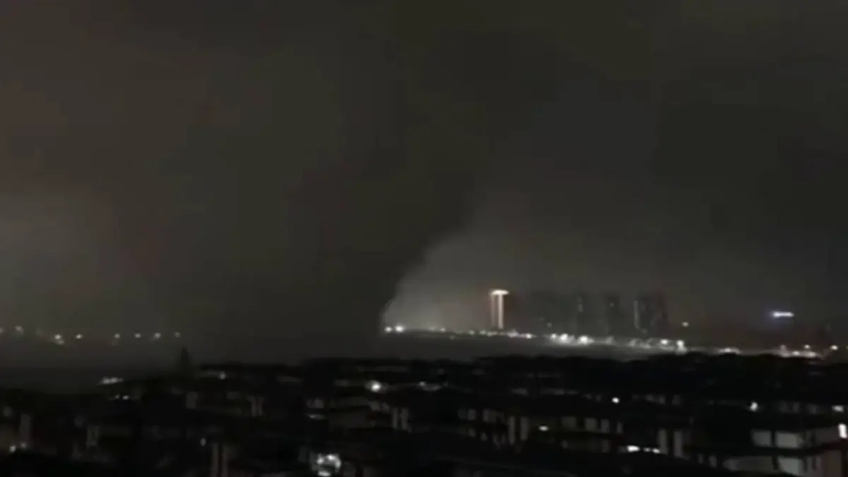 ▲中國湖北省多地，6日晚間發生極端氣候伴隨龍捲風，造成多人傷亡。（圖／擷取自影片）