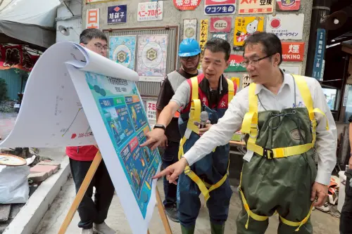 ▲台南市長黃偉哲現場聽取水利局簡報，了解各項防颱整備狀況，努力守護市民生命財產安全。（圖／南市府提供）
