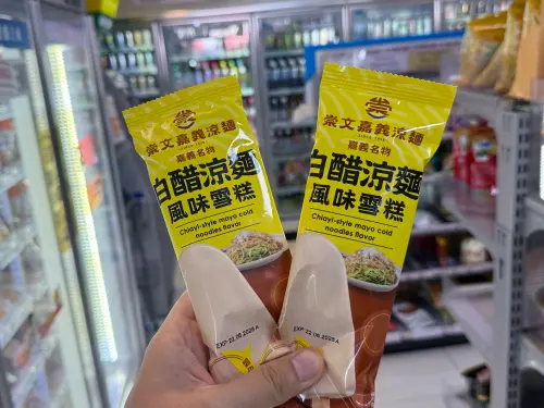 超商「嘉義白醋涼麵雪糕」開箱！試吃傻住：內餡流出美乃滋最崩潰