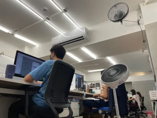 ▲啟動冷氣並搭配循環扇，能更快提升室內舒適度。（示意圖／486團購提供）
