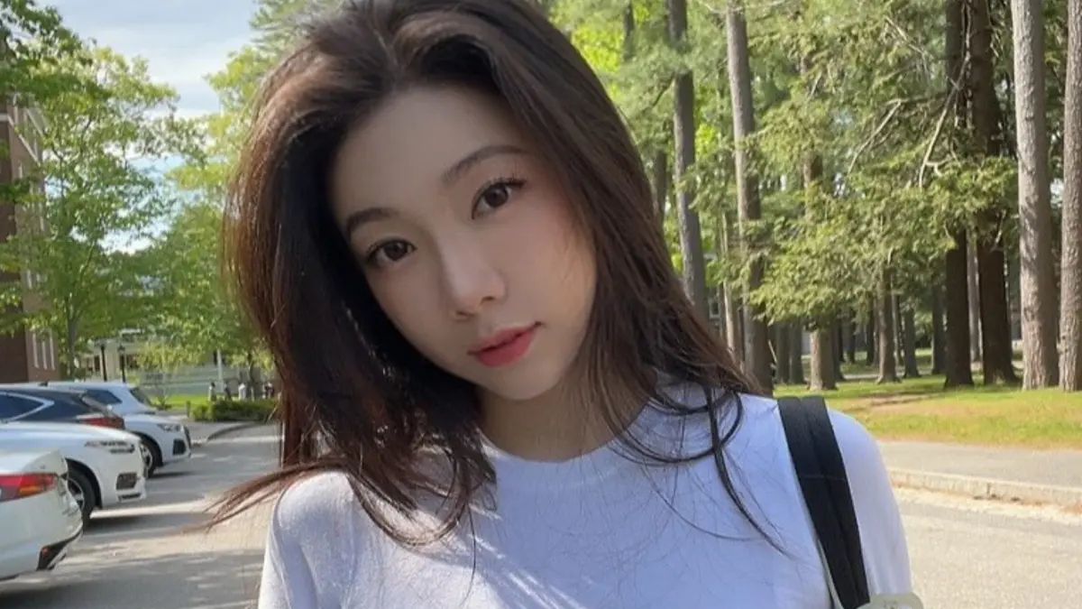 ▲UBC學霸女神邵岱兒穿三點式泳衣，羞問粉絲「我是AI還是真人」。（圖／翻攝自邵岱兒 Debbie IG＠yehdeb）