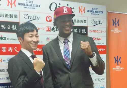 ▲樂天桃猿下半季補強雙洋砲，領隊野原武人（左）赴日參加新洋砲威克（右）記者會，展現網羅誠意。（圖／樂天桃猿提供）