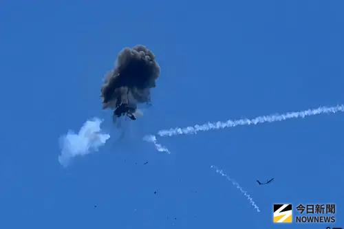 ▲AH-1W眼鏡蛇攻擊直升機發射飛彈，火蟻靶機及多軸無人機作為目標，精準命中。（圖／記者莊全成攝，2026.07.07）