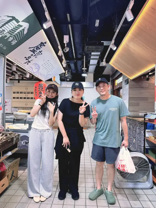 ▲林萱瑜（左）顧不得自己全素顏也要和鄭智善（中）留影。（圖／翻攝自林萱瑜IG＠kininii）