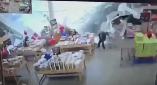 大雨讓整座超市崩倒！美商場天花板瞬間坍塌　民眾全嚇壞