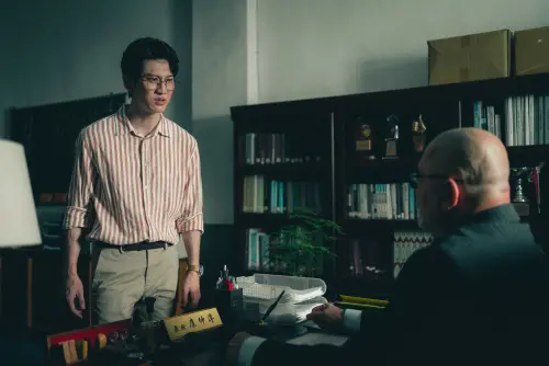 ▲孫沁岳在《聰明鎮》飾演補教名師，期望學生都能考入第一志願。（圖／Netflix提供）