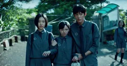 ▲余杰恩（右起）、陳姸霏是少數試圖對抗體制的學生，許曦文（左一）也在過程中一起被捲進詭異怪事。（圖／Netflix提供）