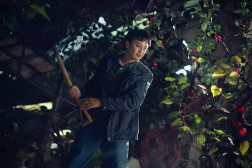 ▲張書偉挑戰反派角色，揮鏟殺人不眨眼。（圖／Netflix提供）
