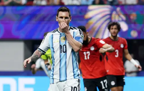 ▲在阿根廷對陣埃及的16強淘汰中，球王梅西（Lionel Messi）於上半場第21分鐘主罰12碼點球，卻遭到埃及門將神勇撲出，這讓他成為世界盃歷史上，首位在單屆賽事中兩度罰丟點球（不含PK大戰）的球員。（圖／路透／達志影像）