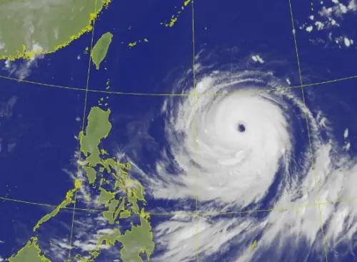 最快明晚陸上警報！巴威「暴風圈掃1/2台灣」　風雨最猛3地區紫爆