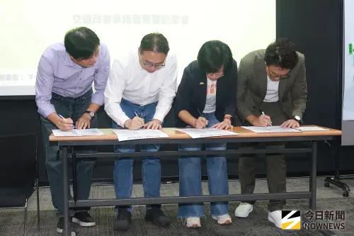 ▲林國漳（左起）、黃世杰、蘇巧慧、沈柏洋出席「交通改革 從頭開始」跨縣市共同簽署記者會。（圖／記者葉政勳攝）