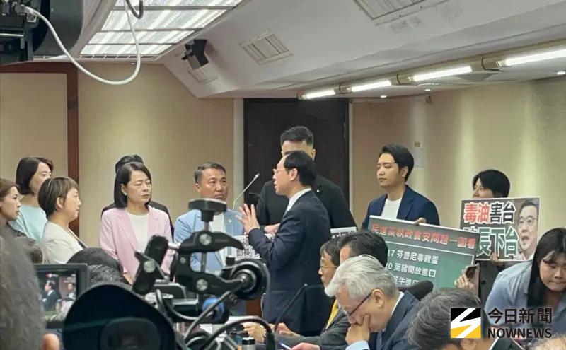    ▲多名國民黨立委在休息時間包圍石崇良。（圖／記者張乃文攝）  