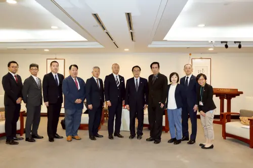 ▲ 日光市長瀨髙哲雄（左六）偕議長和田公伸（左五）率官方訪團蒞府拜會。（圖／南市府提供）
