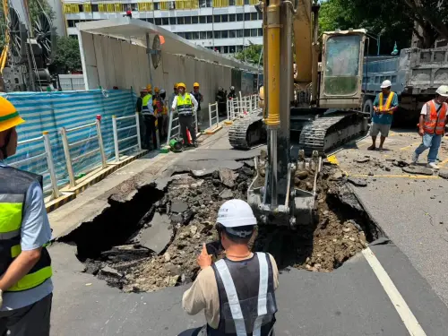 北市松山區爆天坑！現場傳濃厚瓦斯味　市府急要民眾遠離