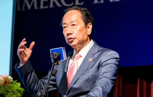 沒再去打高爾夫球！郭台銘回舊家沉澱、落寞散步　身邊不見曾馨瑩