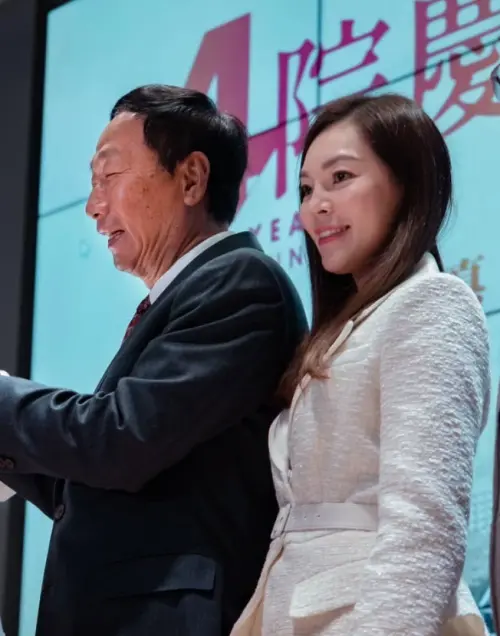 ▲曾馨瑩過去經常陪郭董出門散步，近日則選擇神隱，沒再伴夫。（圖／郭台銘臉書）