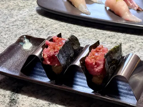 ▲「本鮪中腹澤庵手捲」由米其林一星餐廳「吉兆割烹壽司」主廚許文杰研發。（圖／記者葉盛耀攝）