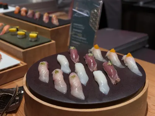 ▲多樣壽司也是台中單店限定菜色，包含「蜜柑鰤魚握壽司」、「稻燒鰹魚握壽司」等。（圖／記者葉盛耀攝）