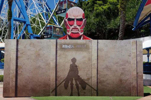 ▲超大型巨人從城牆探出頭部，重現動畫開場震撼畫面。（圖／記者林若瑋攝）