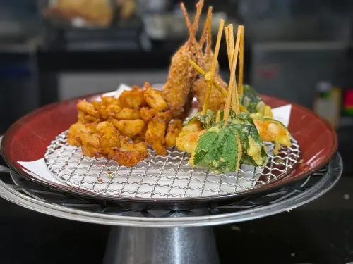 ▲「麻薏蝦仁串炸」（右）結合「炸什錦」與台中名產「麻薏湯」而研發。（圖／記者葉盛耀攝）