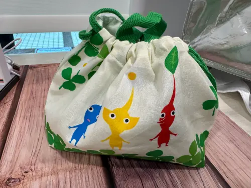 ▲7-11皮克敏便當袋，售價249元，100％純棉材質，底部加寬設計，容量充足，也能當成一般收納袋使用。（圖／記者鍾怡婷攝）