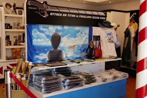 ▲主題商店販售多款遠雄海洋公園限定聯名商品，包括毛毯、T恤、帆布袋等收藏周邊。（圖／記者林若瑋攝）