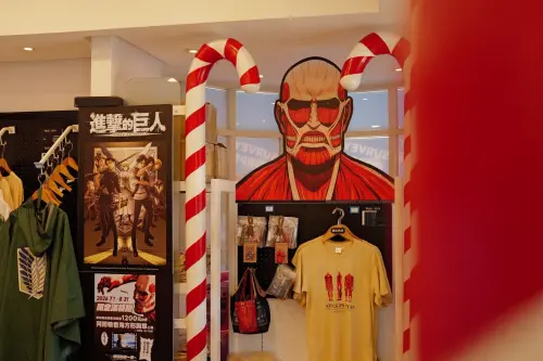 ▲限定商品展示區吸引不少《進擊的巨人》粉絲駐足拍照、選購周邊。（圖／記者林若瑋攝）