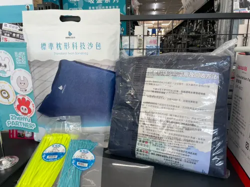 ▲科技沙包吸水後可快速膨脹至10公分高，形成防淹阻水牆。圖左為新款。（圖／振宇五金提供）