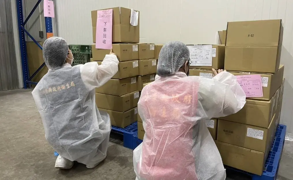 ▲衛生局人員清點醬料、高湯等產品，確認下架及回收數量，防堵問題產品流入市面。（圖／屏東縣府提供）