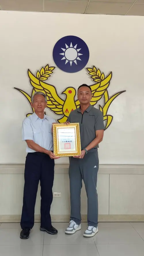 ▲副局長蔡文峰頒贈感謝狀予銘福集團總經理陳俊銘。(圖／高市警局提供)