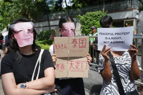 戴習近平面具抗議！泰國民眾嗆「這裡不是天安門」包圍中國大使館